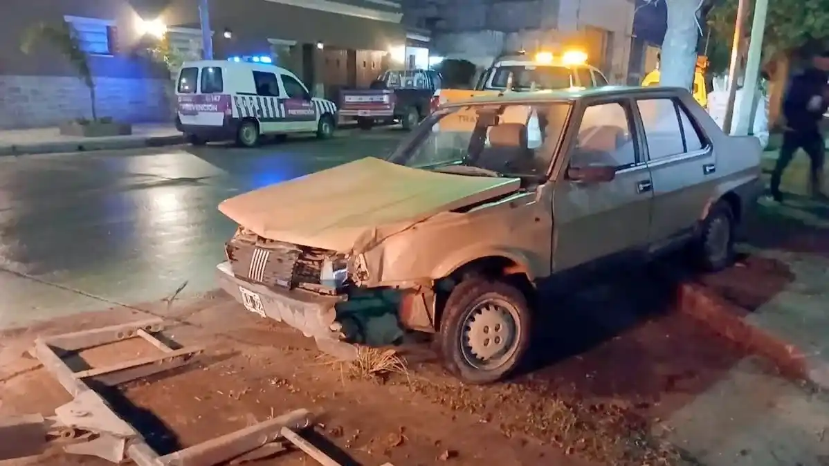 Choque entre dos autos en 71 y 54: ambos conductores dieron positivo de alcoholemia