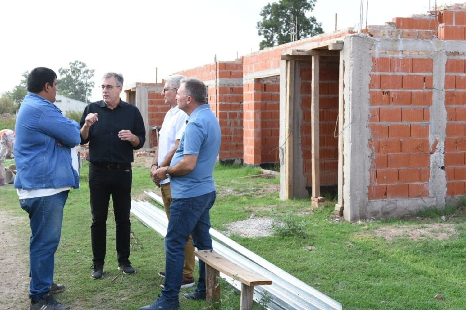 Luis Castellano e integrantes del Instituto Municipal de la Vivienda en el Barrio Jardín