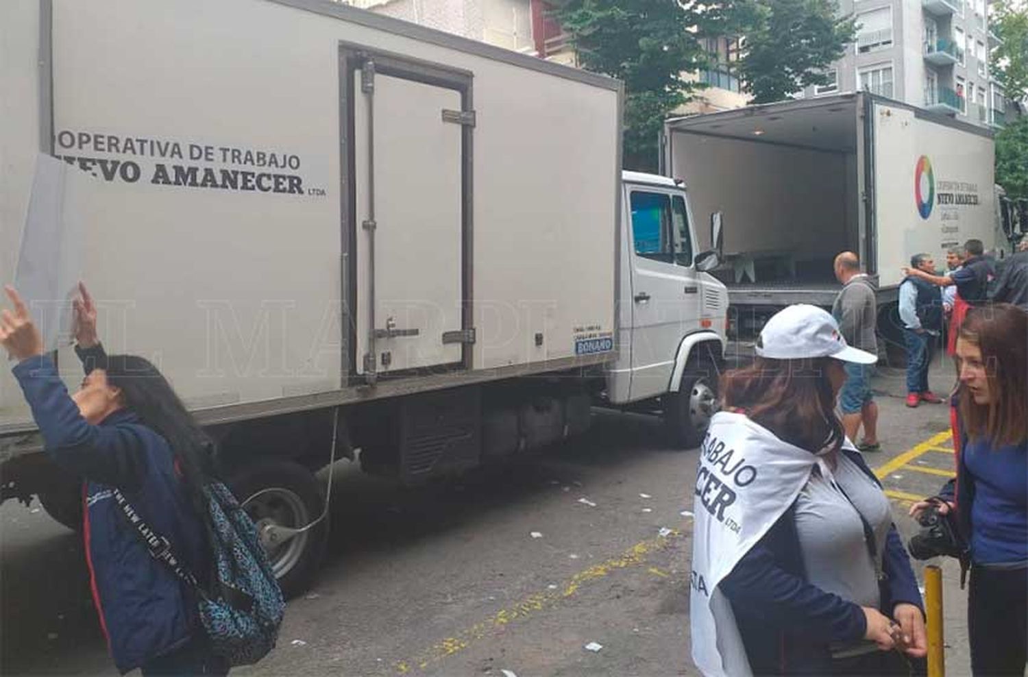 Corte de calle y manifestación por parte de los trabajadores de "El Amanecer"