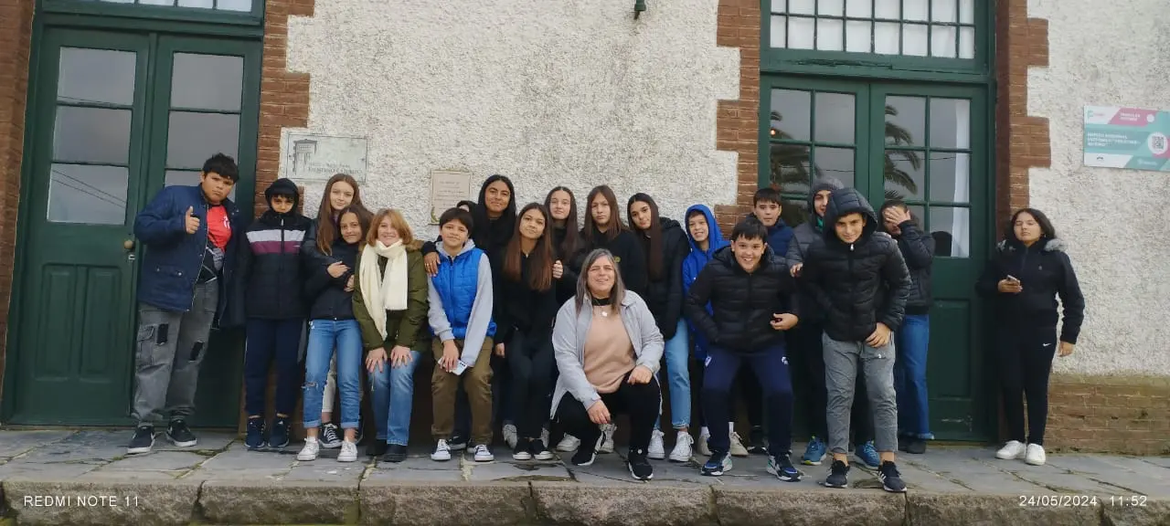 Alumnos y docentes durante la visita