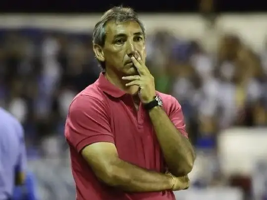 Juan Carlos Bermegui suena para reemplazar a Lobos