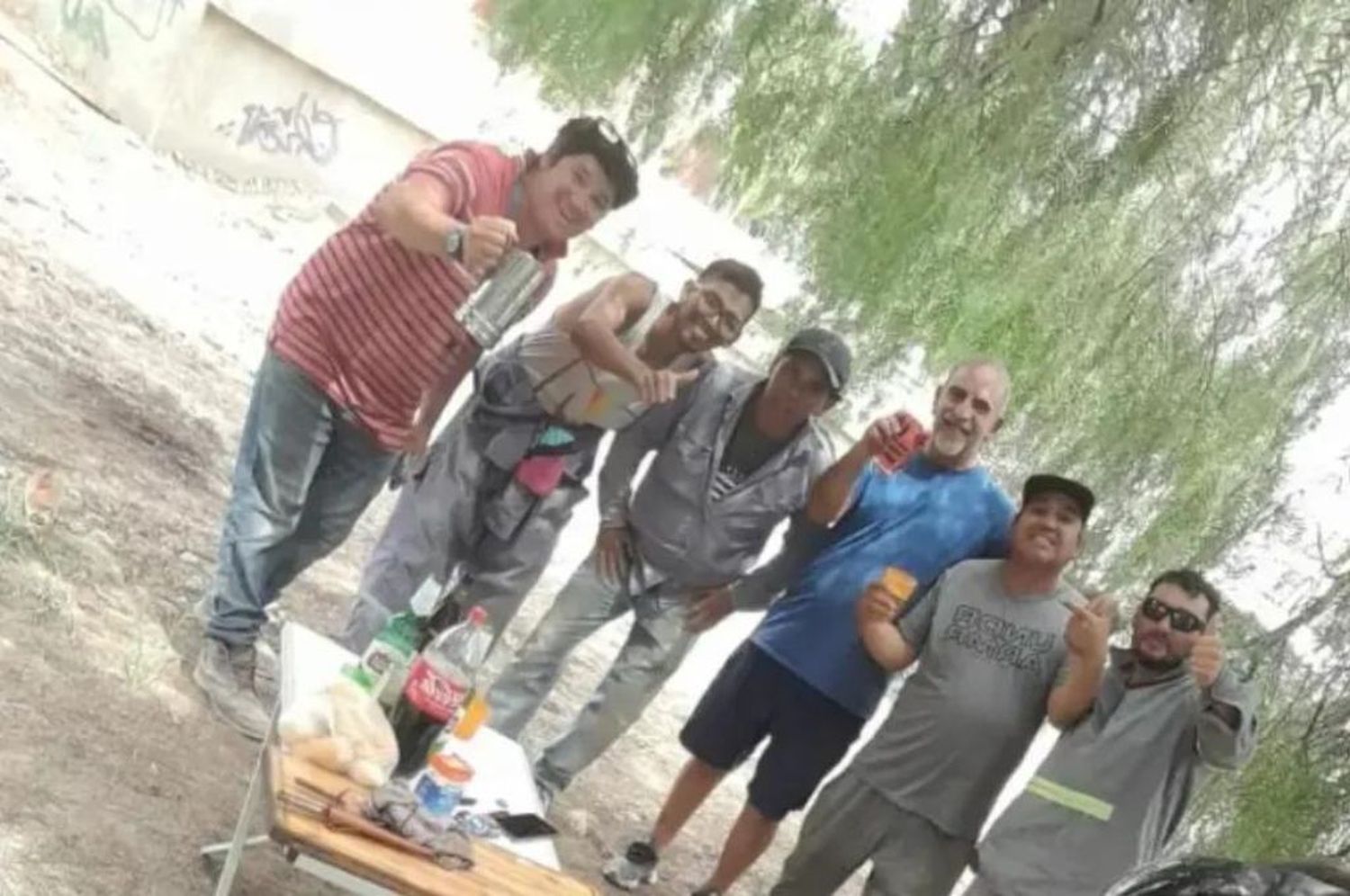 Perdió la billetera, un obrero se la devolvió y “se la jugó” regalándole un asado en agradecimiento