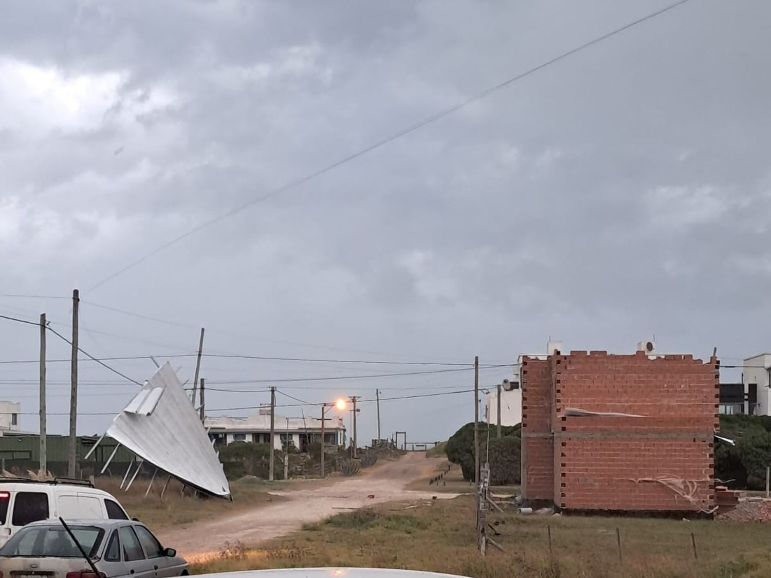 Voló el techo de una casa en construcción