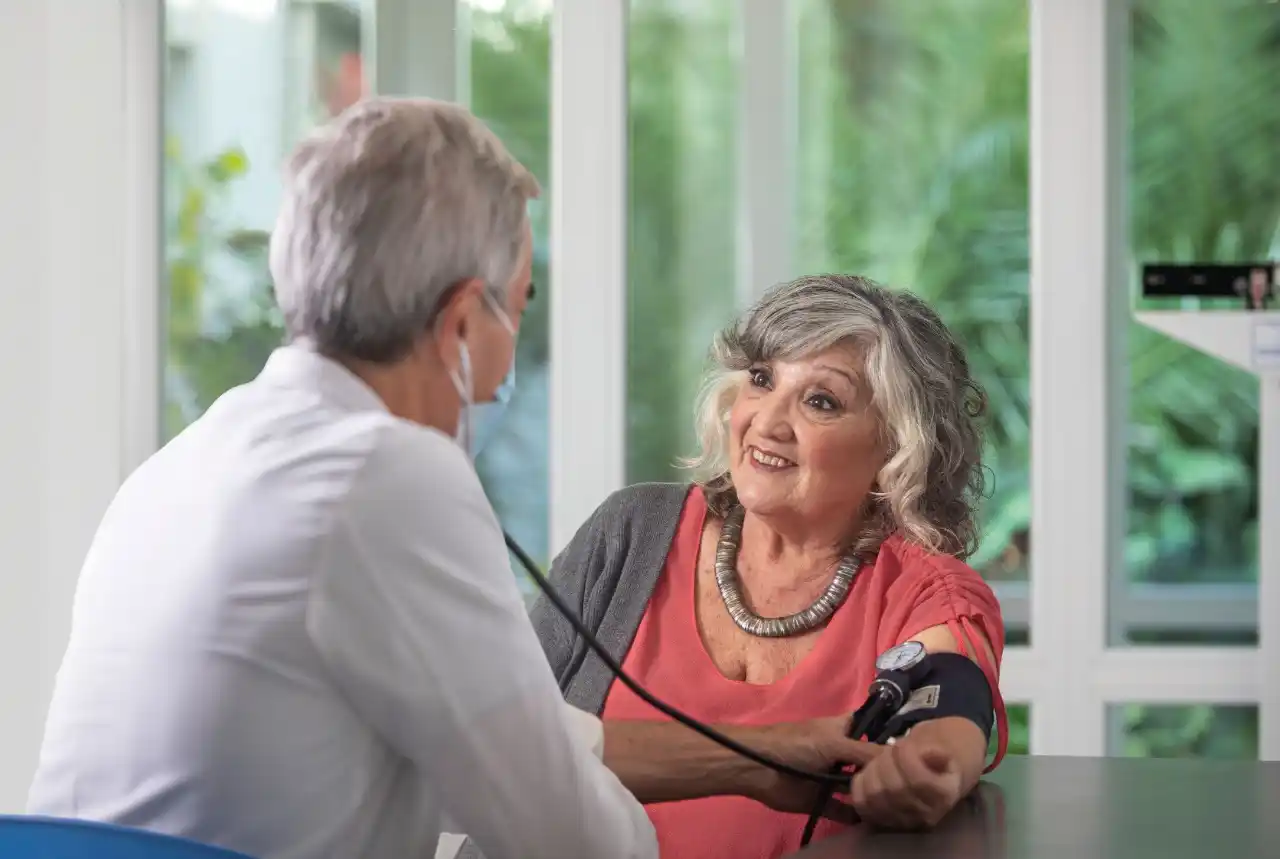 Afiliados de PAMI podrán controlarse la presión en farmacias de todo el país