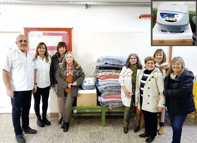 Aporte. Integrantes de la cooperadora con profesionales del Hospital. Arriba, a la derecha, la centrífuga