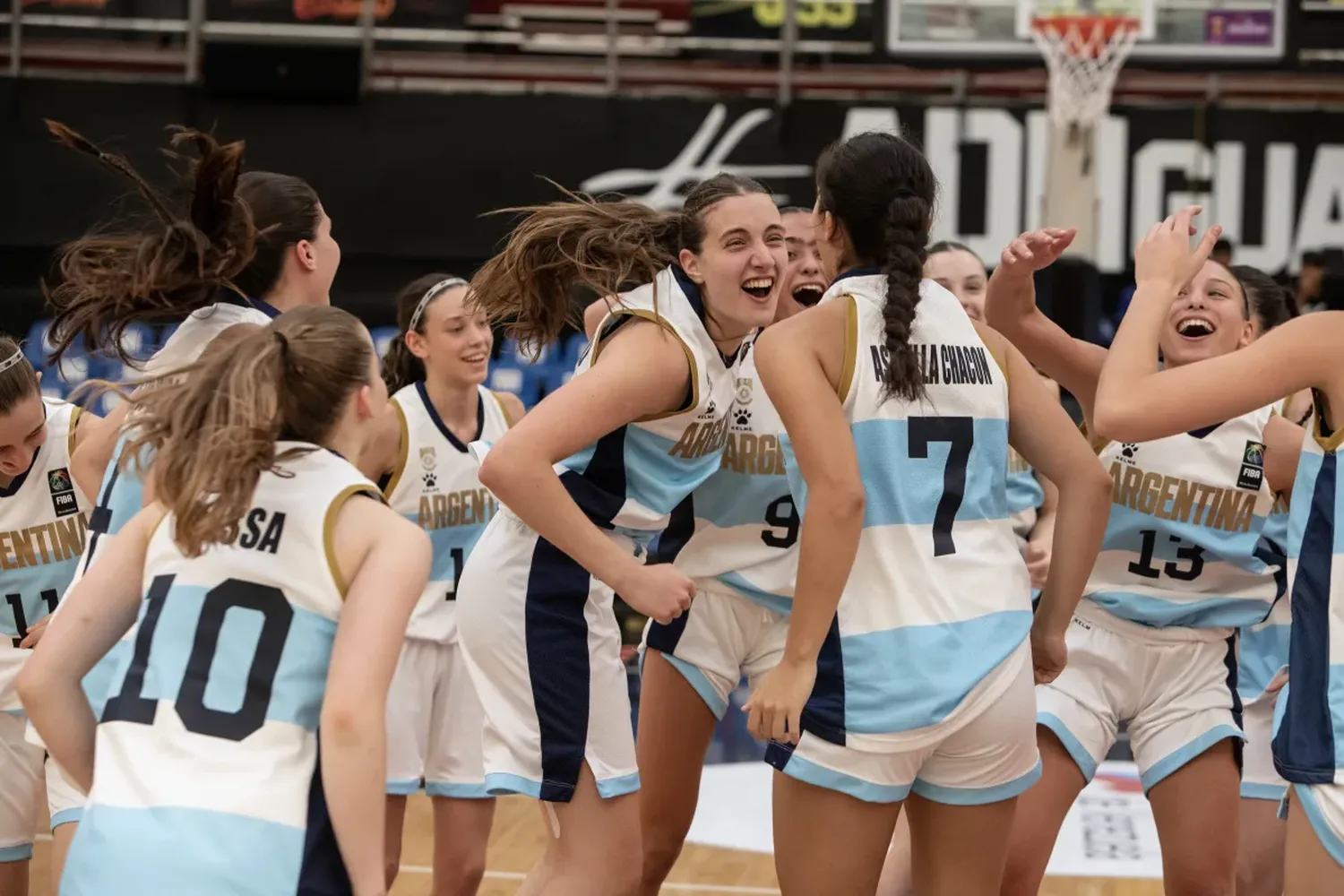 Festejo albiceleste tras la clasificación como primeras a semifinales. Foto: FIBA