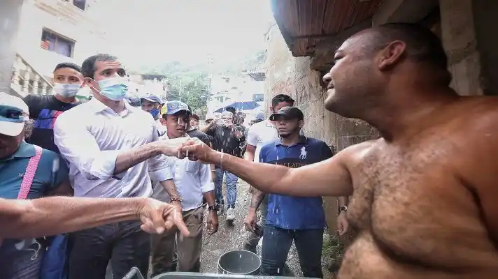 “El ejercicio de la mayoría es poderoso”: Guaidó recorrió sectores de Vargas para promover la Consulta Popular