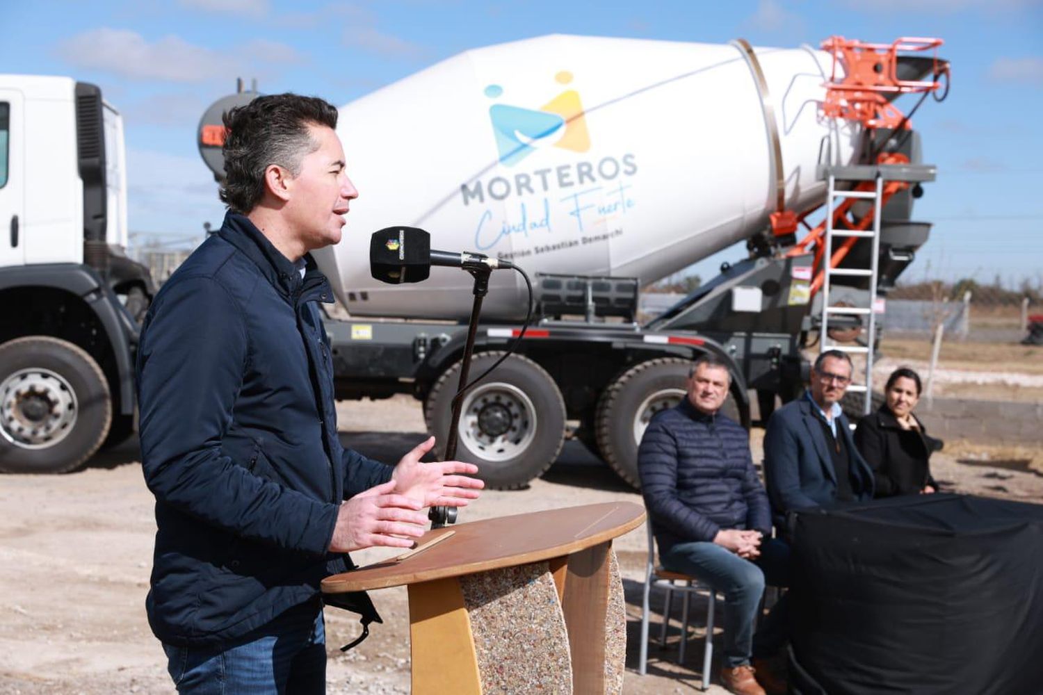 Calvo participó de la inauguración de la nueva planta de hormigón de Morteros.