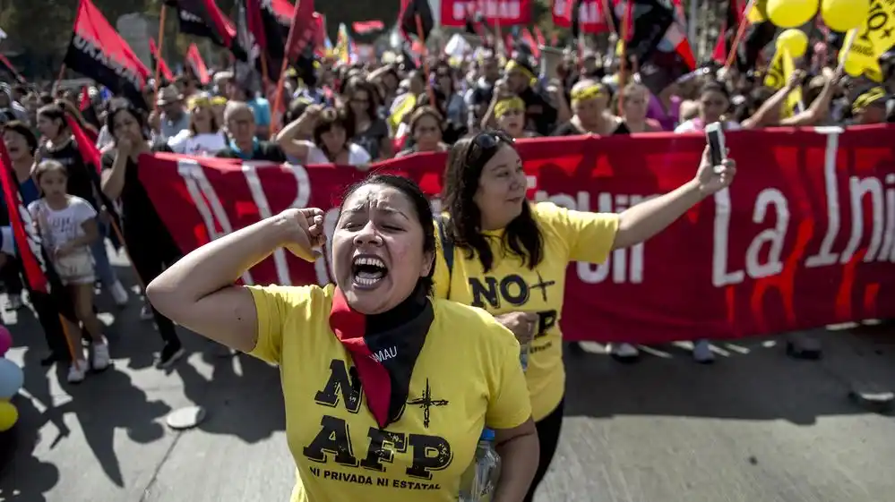 Miles de chilenos marcharon en contra del sistema de las AFP