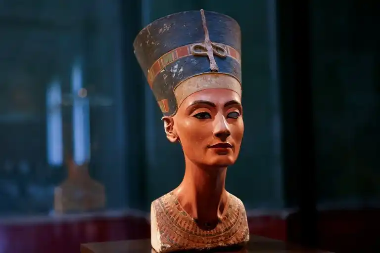 Hallaron en Egipto vestigios de lo que pudo ser la tumba de la reina Nefertiti