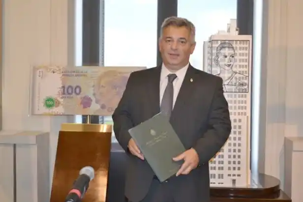 En medio del escándalo por la denuncia de Lanata, De Vido sigue entregando dinero a intendentes