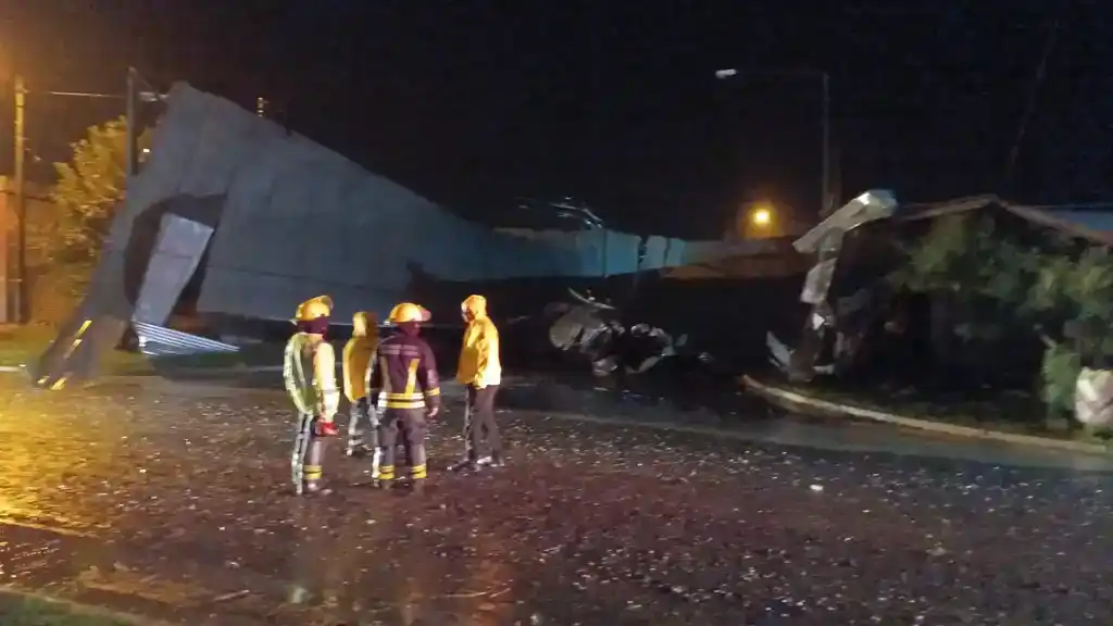 Fuerte tormenta: ráfagas de casi 100 km/h dejaron árboles caídos y techos volados en Venado Tuerto
