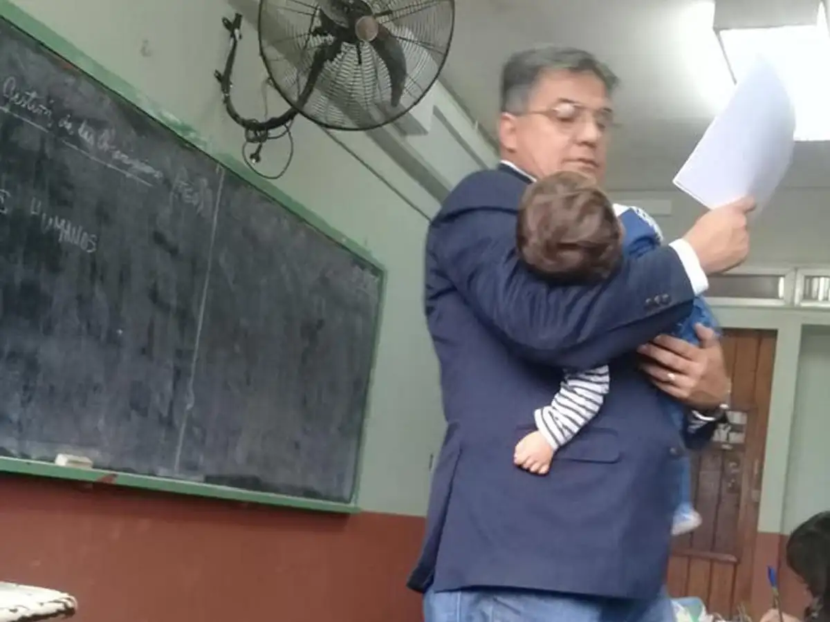Un profesor tucumano da clases con el bebé de una alumna en sus brazos