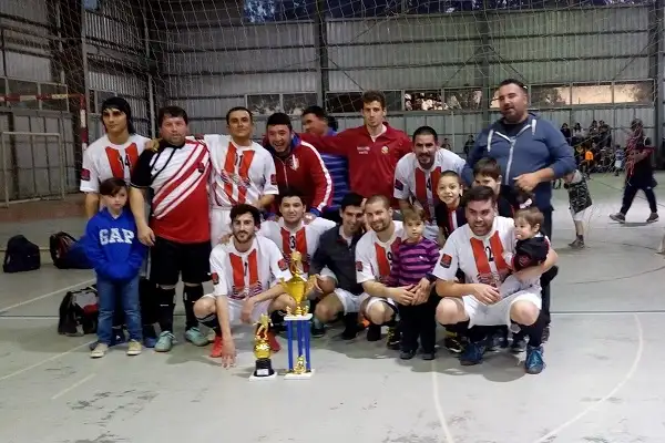 Decano volvió a ganarle a Valencia y se consagró campeón en Mayores B