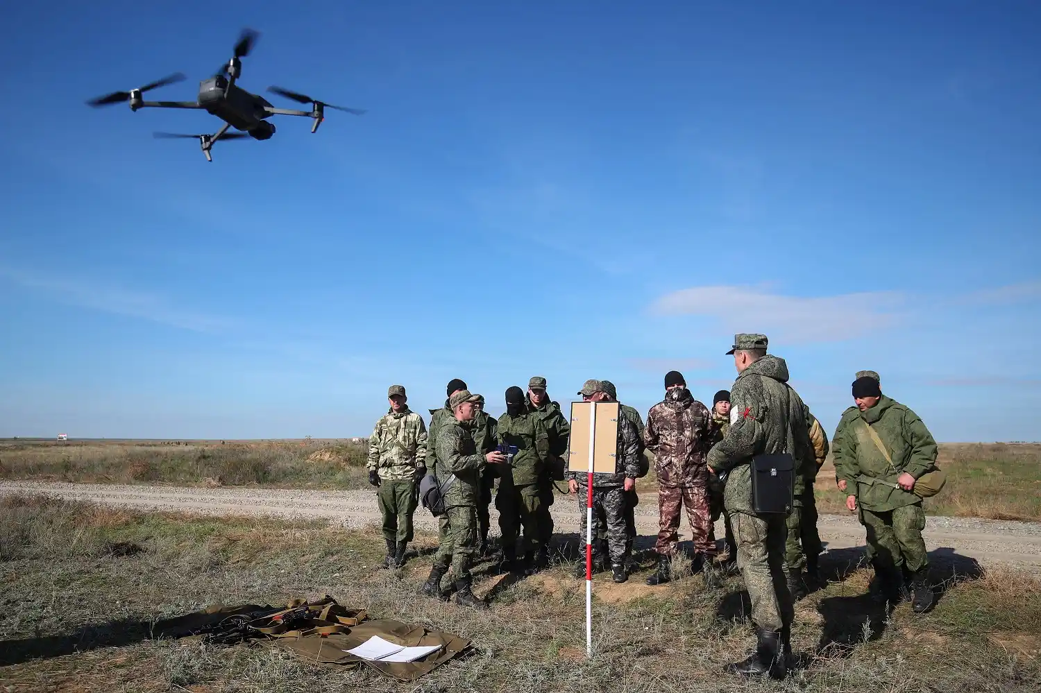 Instructores entrenan en un campo de tiro a reservistas rusos recién movilizados.