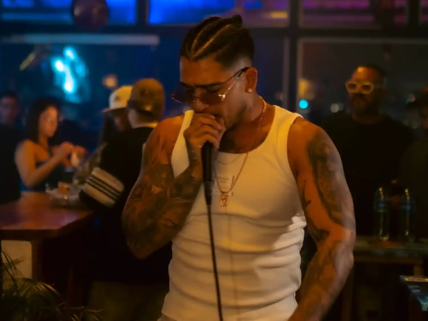 Cantante colombiano B King durante una presentación.