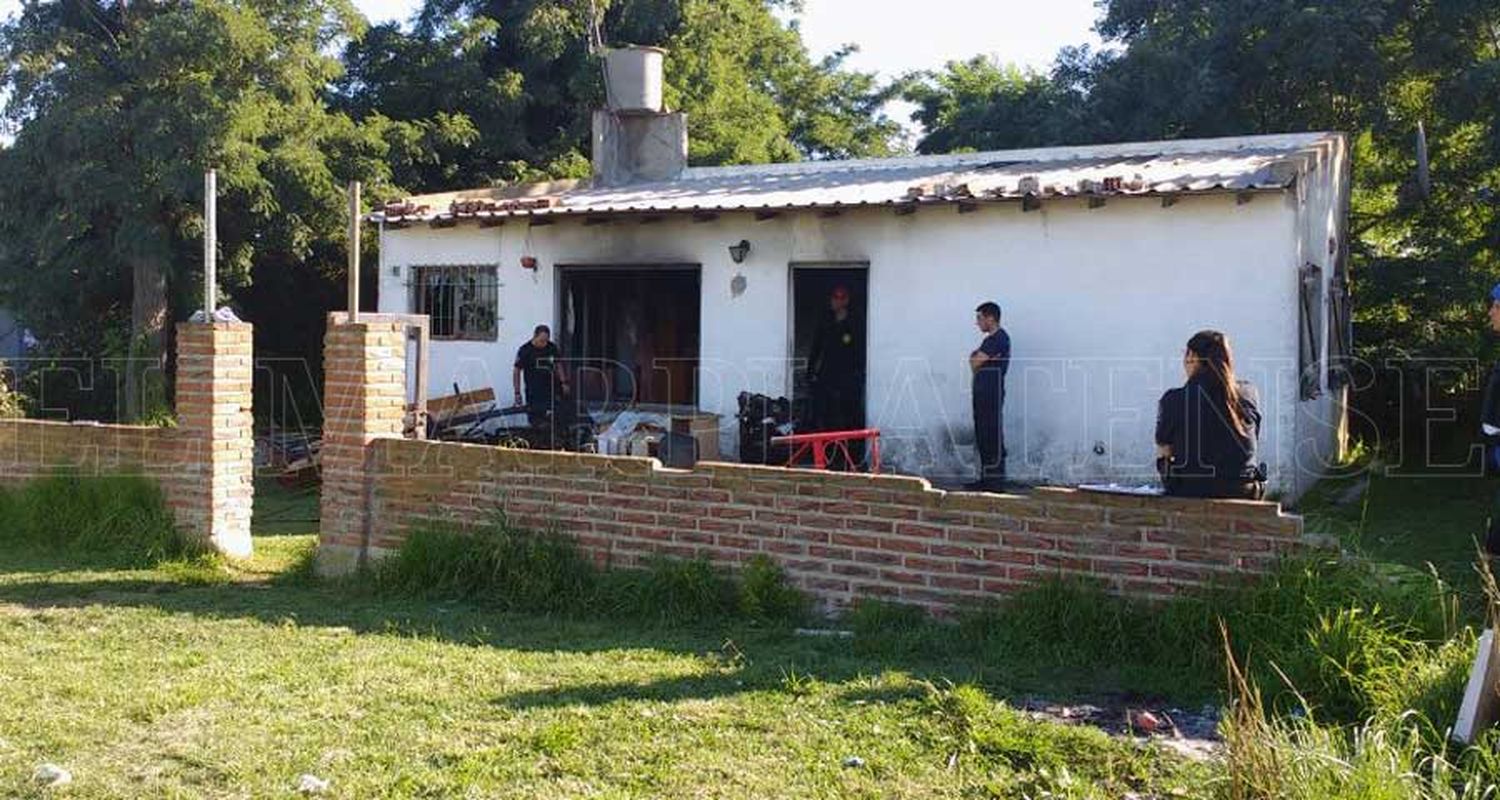 Murieron tres niños tras el incendio de una casa en Batán