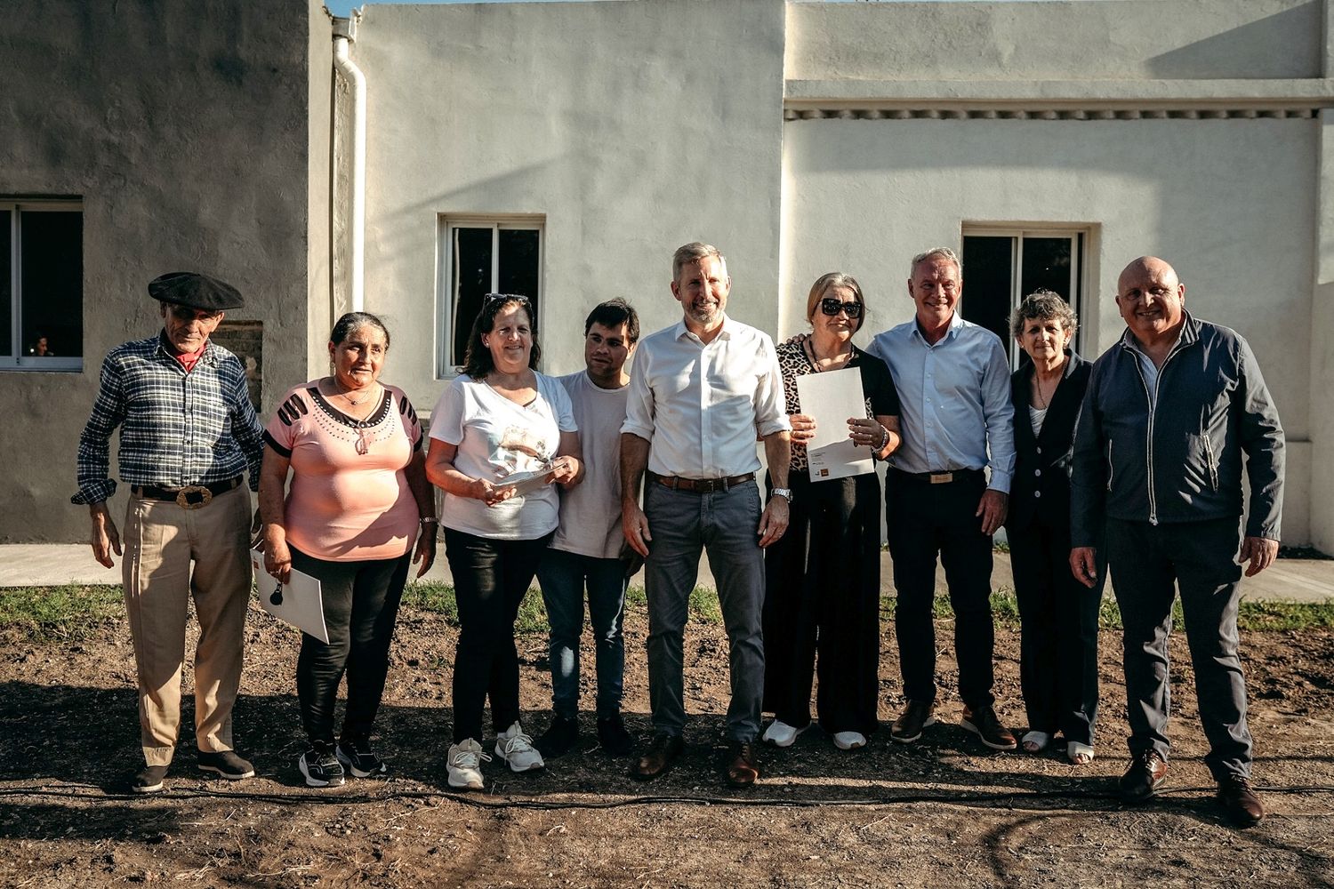 Crespo hace historia con la inauguración de viviendas construidas con ladrillos de PET reciclado