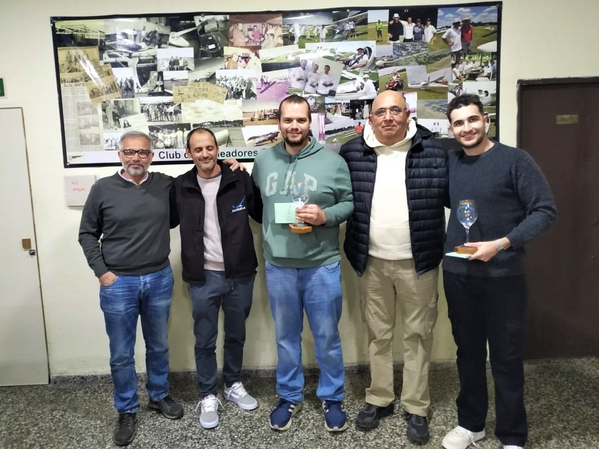 Los nuevos pilotos para el Campeonato Regional de Vuelo a Vela .Foto:Prensa Club de Planeadores.