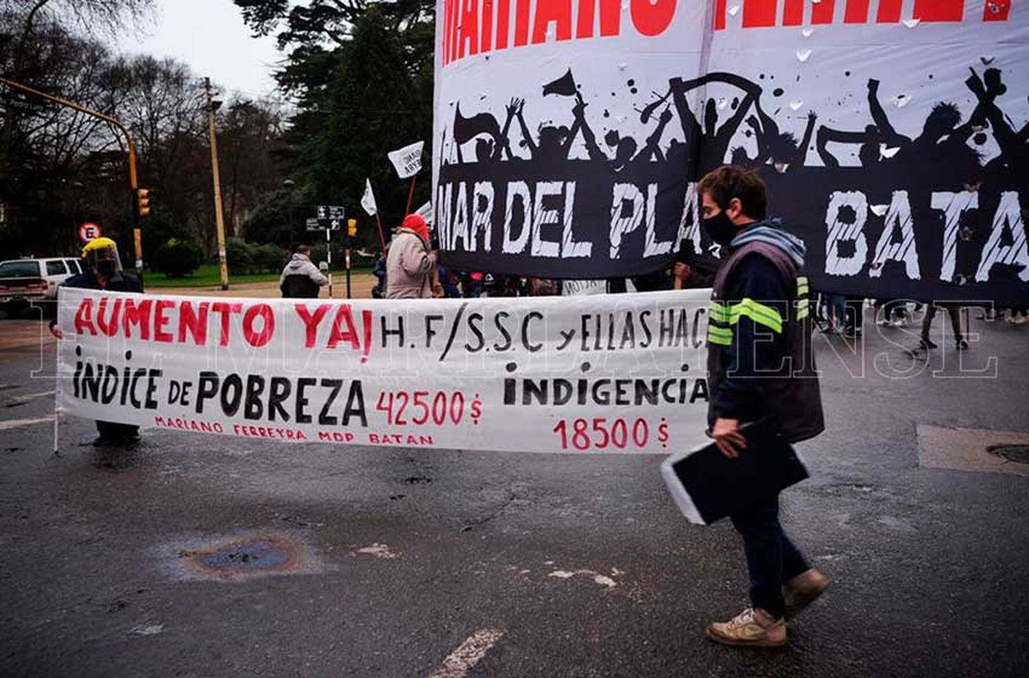 Acampan frente al Municipio para exigir una suba en los montos de los planes sociales