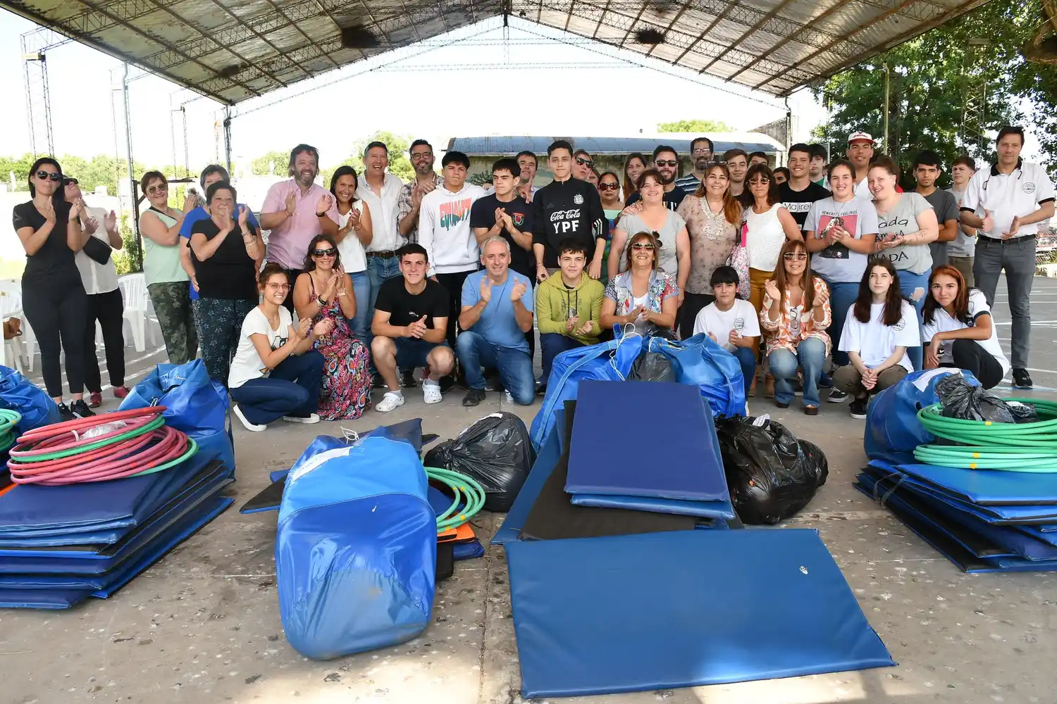 El intendente Gastón entregó material deportivo para escuelas secundarias y el Centro de Educación Física Nº 34