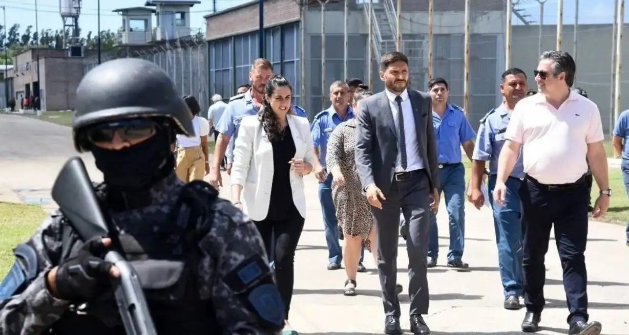 El ministro de Justicia y Seguridad, Pablo Cococcioni (derecha), camina junto al gobernador Pullaro en una visita a una cárcel santafesina. "Se terminó la ranchada", dijo el ministro.