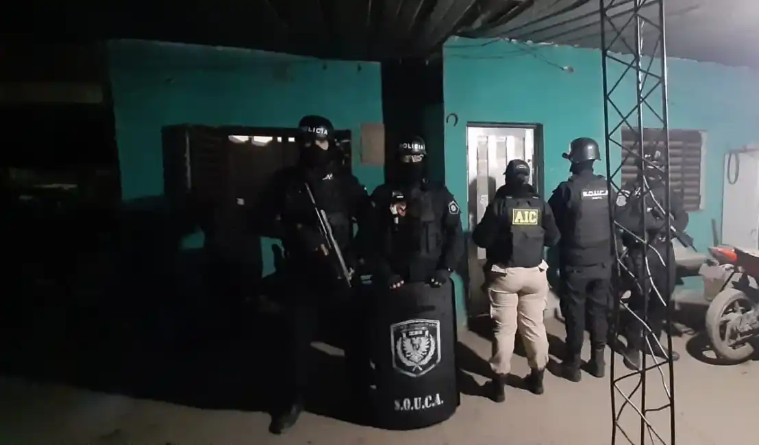 30 allanamientos en Fray Luis Beltrán y Capitán Bermúdez por homicidios recientes