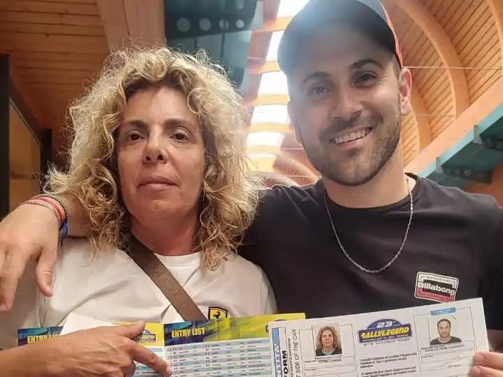 La piloto junto con su acompañante Lisandro Barillo.