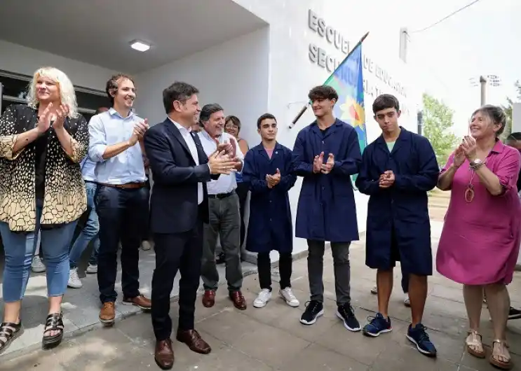 El Gobernador inaugurando el nuevo edificio en la ET N° 1 de Carhué.