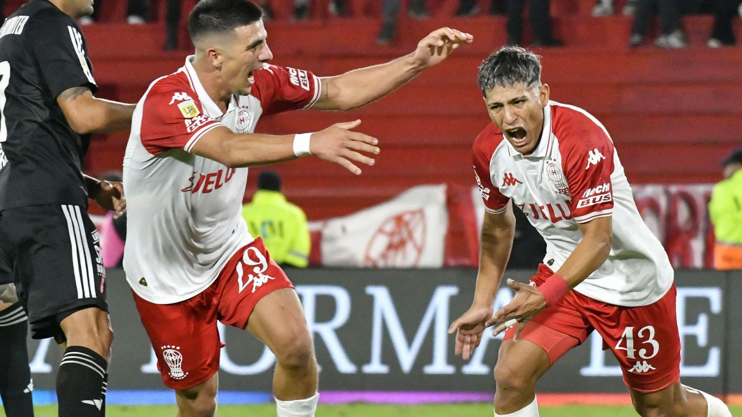 Huracán avanzó con victoria sobre Riestra