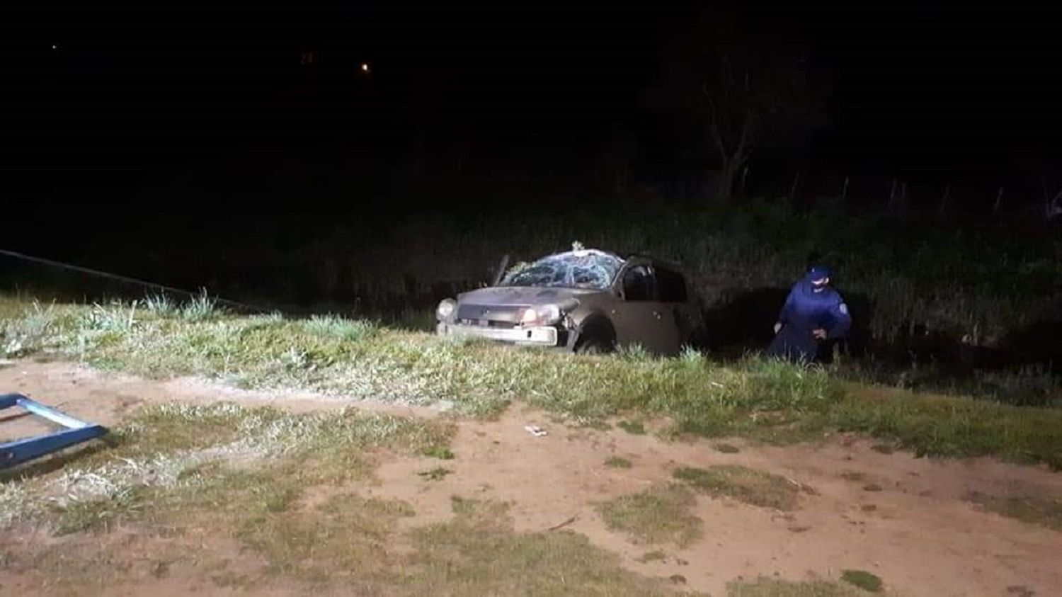 Despistó y volcó un auto frente a las Termas: conducía un menor de 14 y lo acompañaba uno de 13
