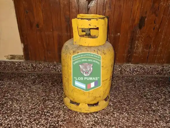 Intentaron escapar cargando una garrafa que resultó ser robada de un complejo de departamentos