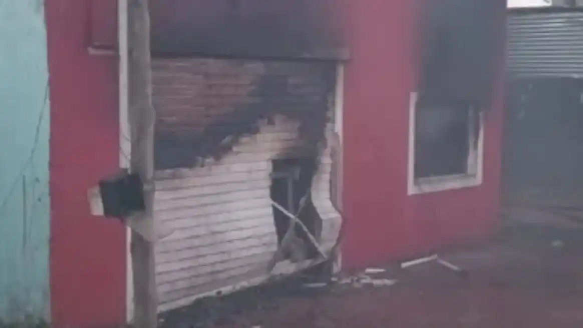 El incendio consumió gran parte de la vivienda durante la noche.