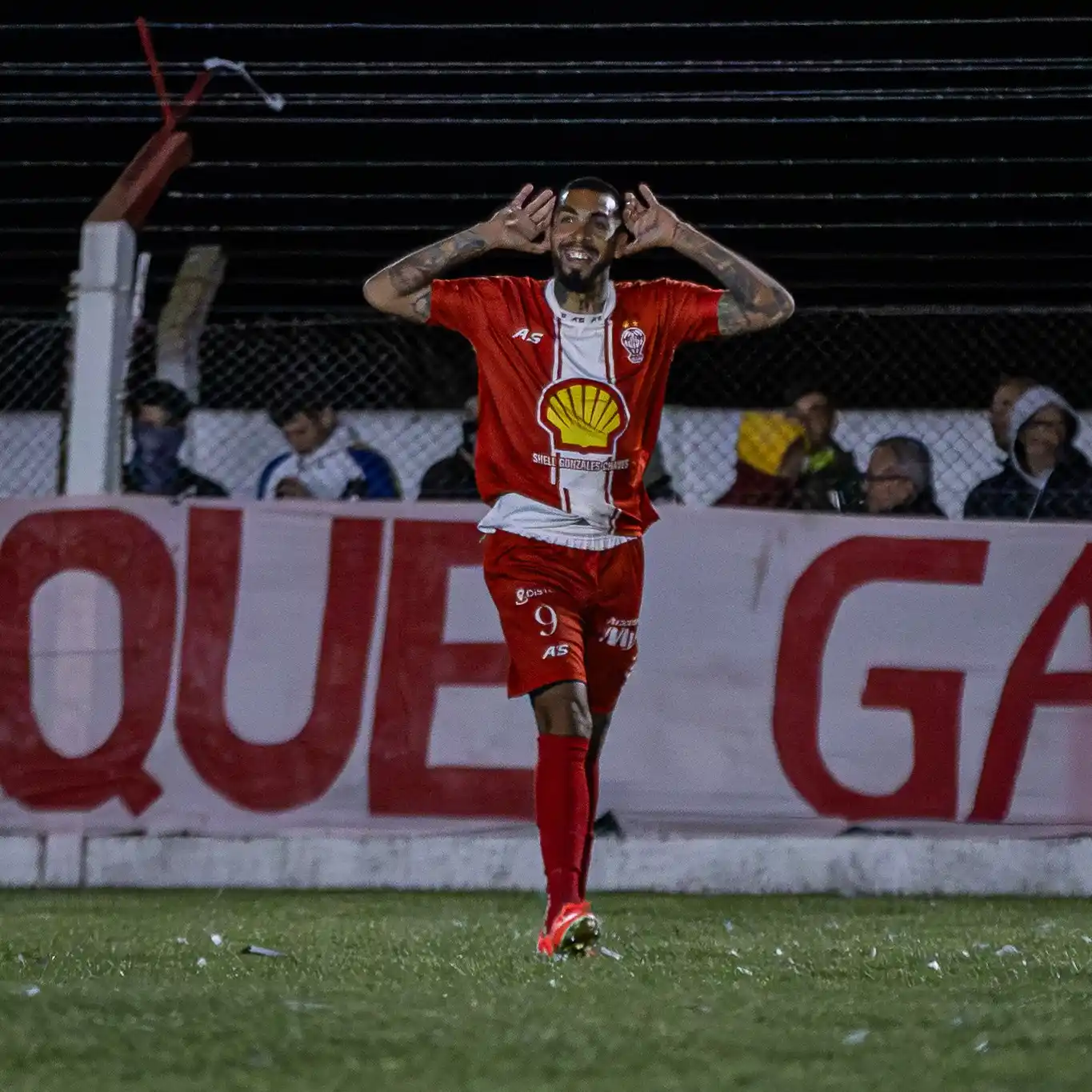 Angel  Octavio “Wanchope” Retamoso, la llave del gol para Ciclista, festejó a lo “Topo Gigio”