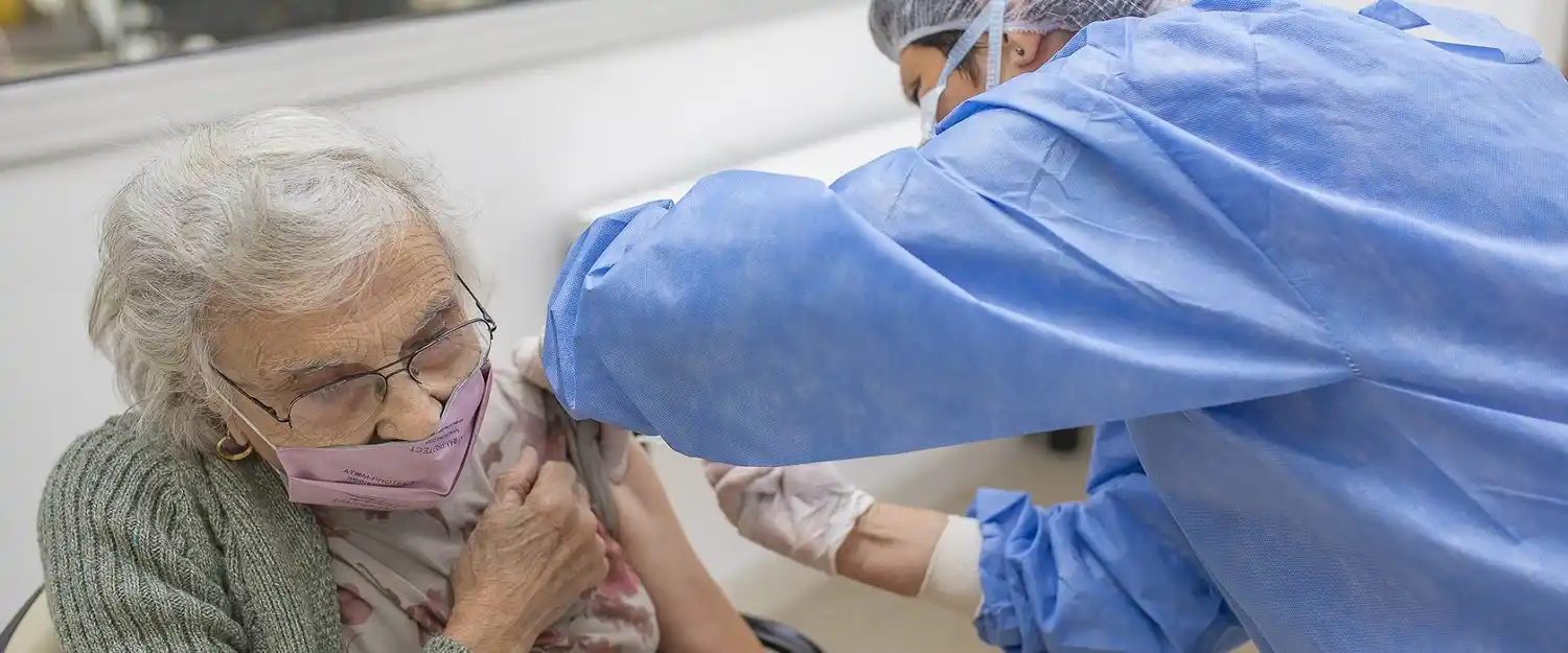 Este jueves se vacunó a 890 adultos mayores de 70 años en Paraná