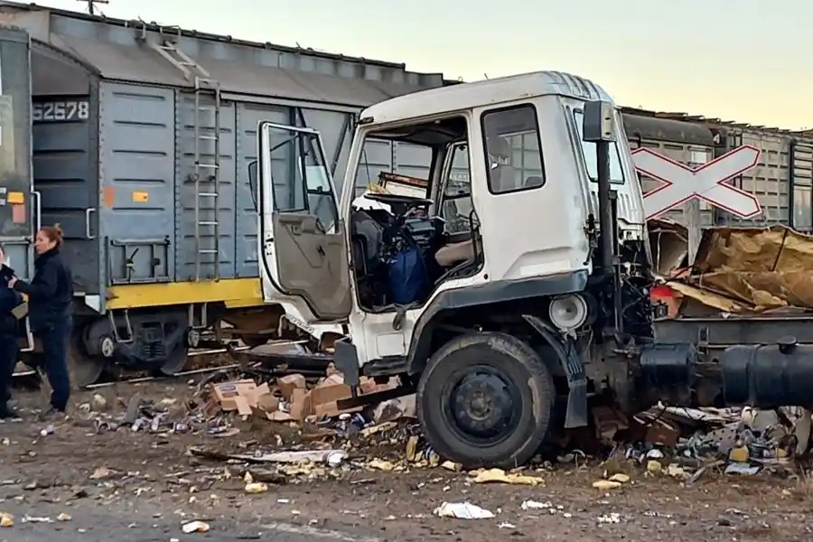 Impactante choque: un tren embistió a un camión sobre la Ruta 64