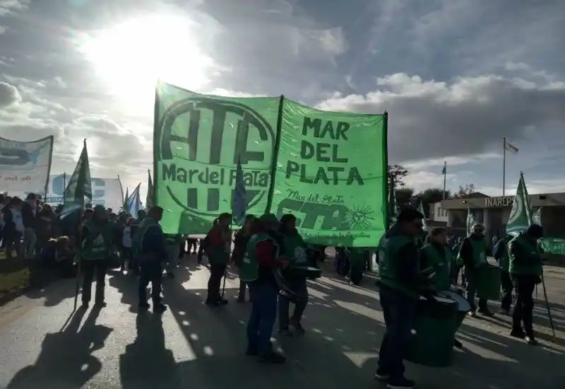 Paro por Cristina en Mar del Plata: estatales marchan "en defensa de la democracia" y el Ejecutivo anunció descuentos