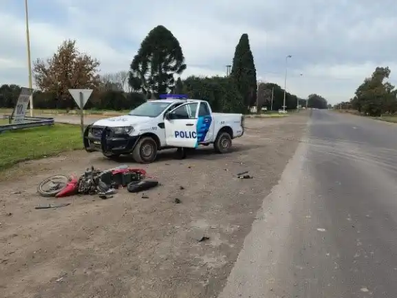 Un accidente entre una camioneta y una moto e dio en el kilómetro 8 de la ruta 1001.