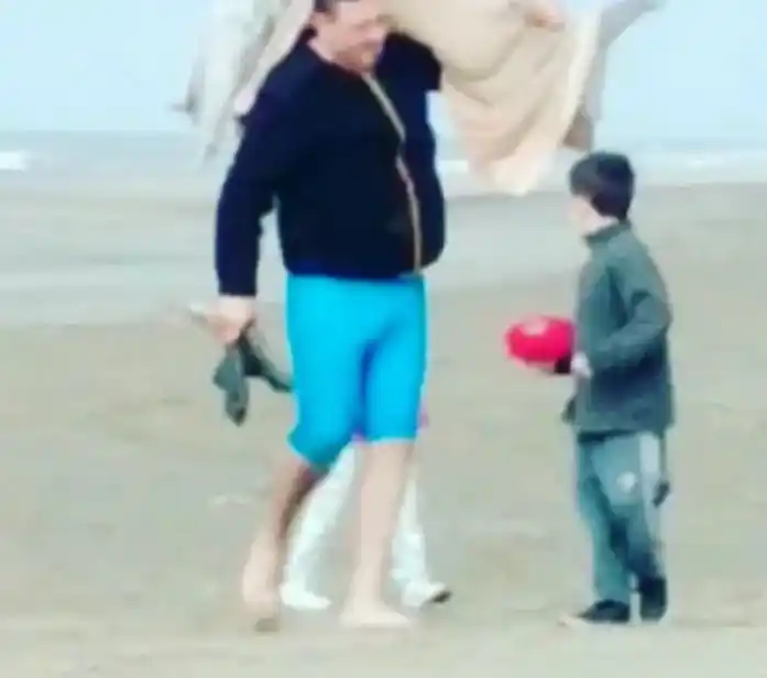 Fuerte repudio contra un hombre que pescó un delfín y se lo llevó envuelto en una frazada