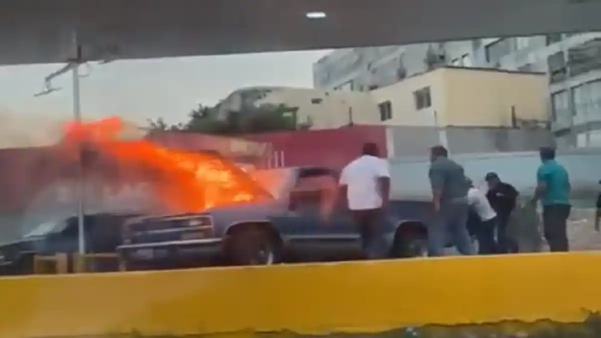 ¡OTRA MÁS!  Se incendia camioneta cuando surtía gasolina en estación de servicio en el Zulia (+VIDEO)