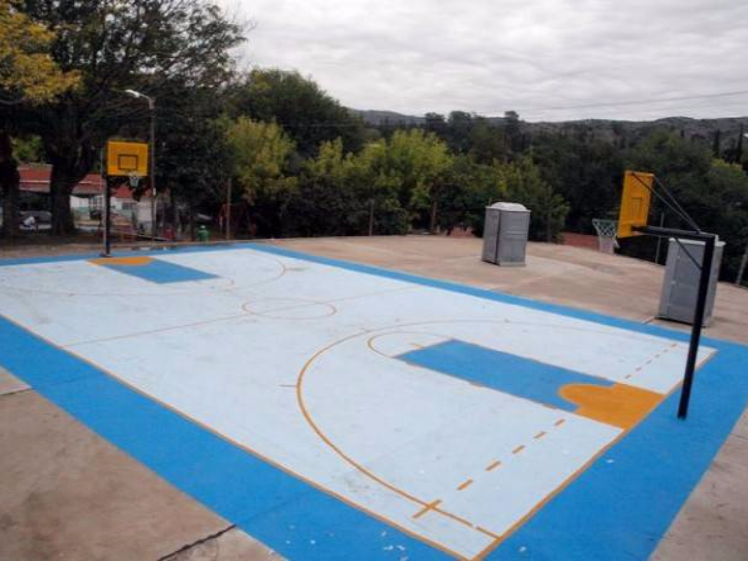 Tanti: denuncian desmantelamiento de la única cancha de básquet para ciegos del mundo