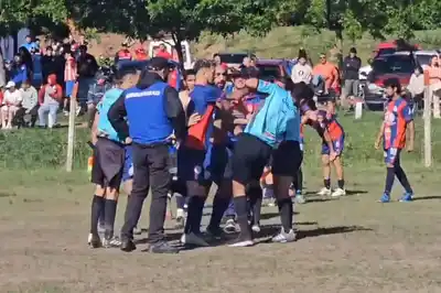 Violencia en el fútbol de Uruguay: un jugador le dio cabezazo al árbitro y le voló los dientes