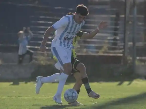 Imagen de Aryan Bénitez, autor de gol del triunfo de Juventud, en acción (crédito: IG Gol Entra).