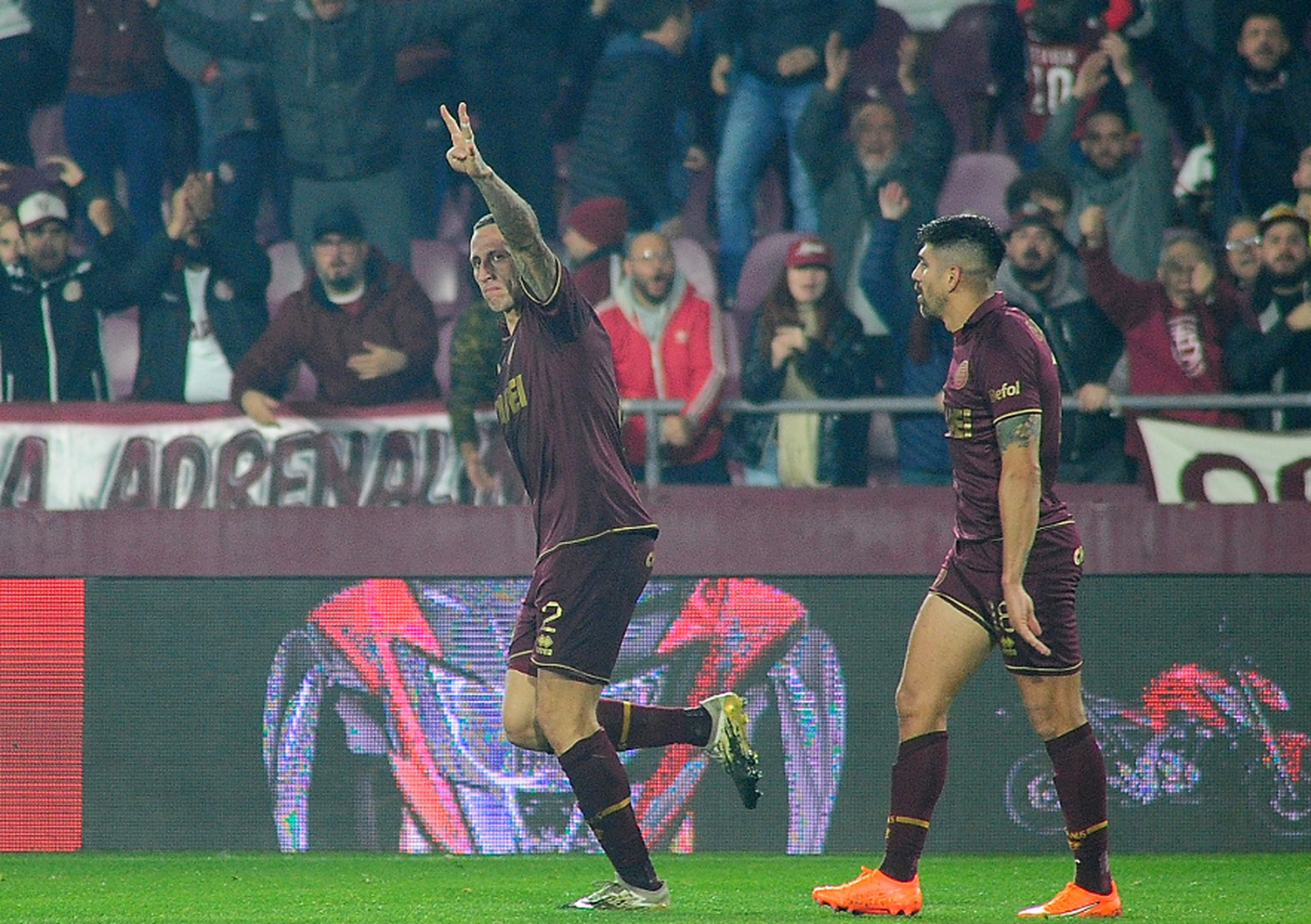 Lanús sorprendió a Talleres y lo alejó de River