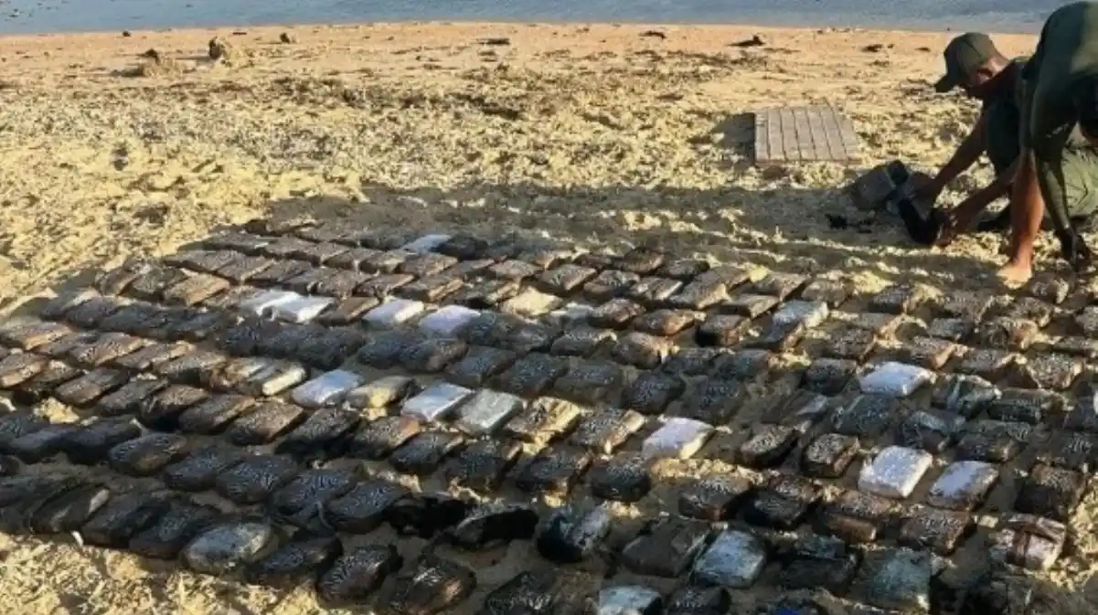 FANB hallaron un cadáver y más de 600 kilos de droga en una embarcación calcinada en Falcón