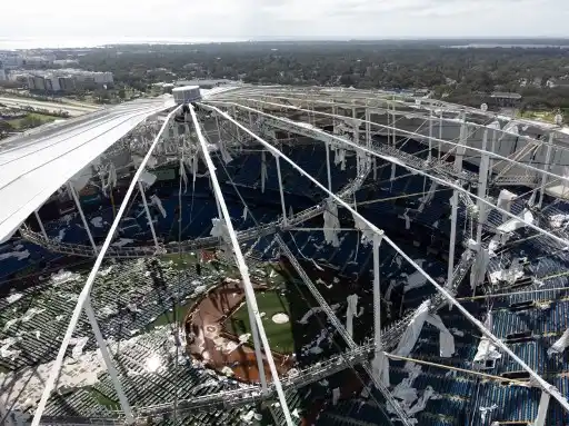 Huracán Milton cobra la vida de al menos 10 personas y arrasa el techo del estadio de los Tampa Bay Rays (+Video)
