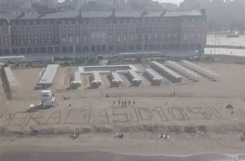 Guardavidas marplatenses homenajearon a Maradona