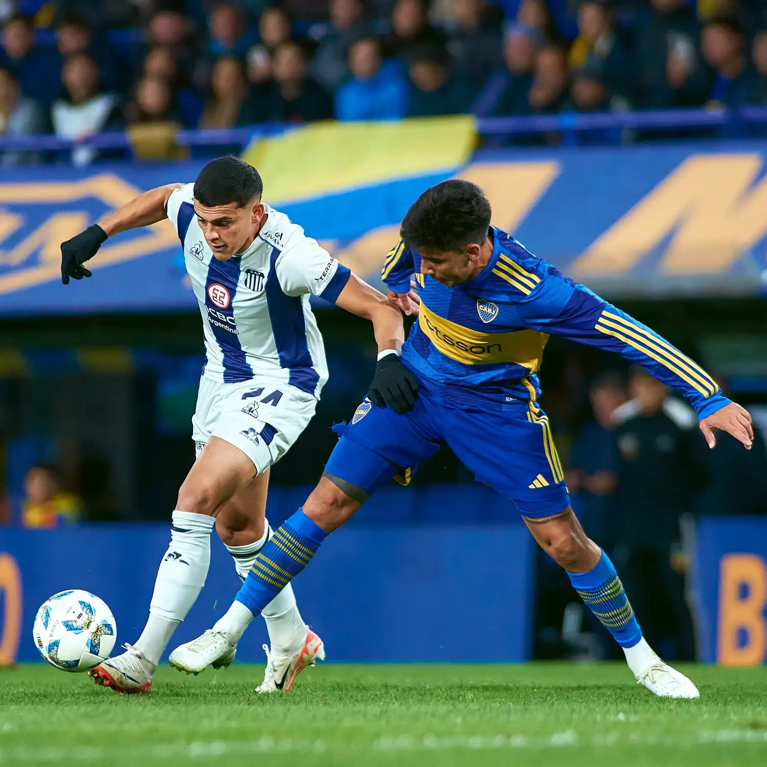 Ramón Sosa aguante la pelota sobre la marca de Pol Fernández.