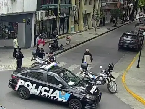 El joven que delincuentes atropellaron en moto tras robar un maletín en el centro fue estafado y despedido
