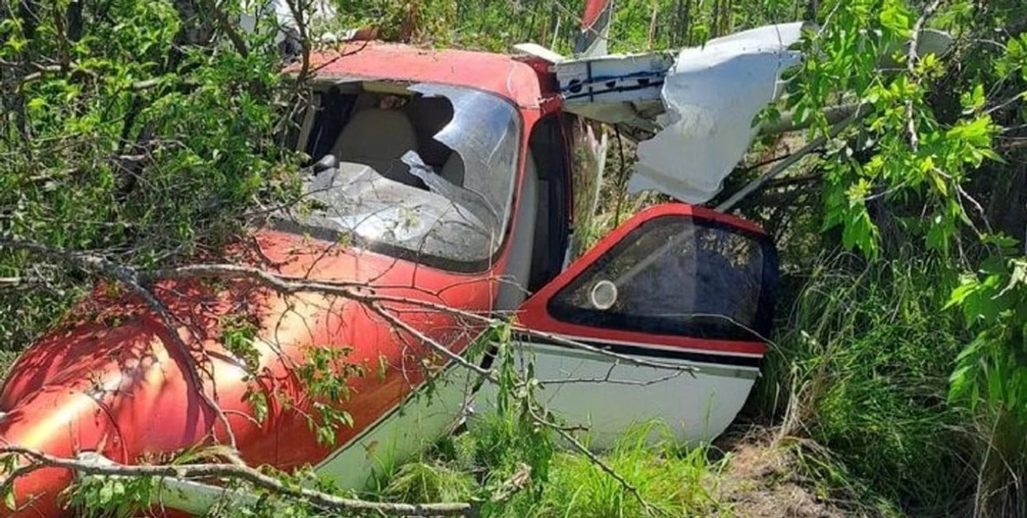 La aeronave cayó en un campo.